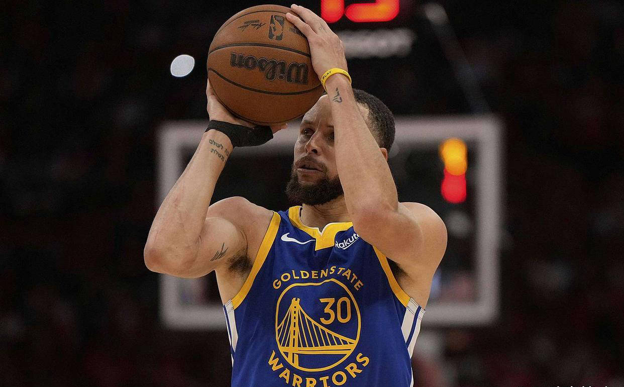 精准命中：库里三分球再献致胜之球的简单介绍