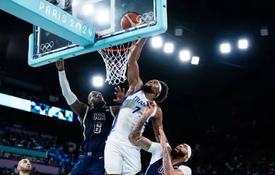 法国选手在篮球赛中展现实力