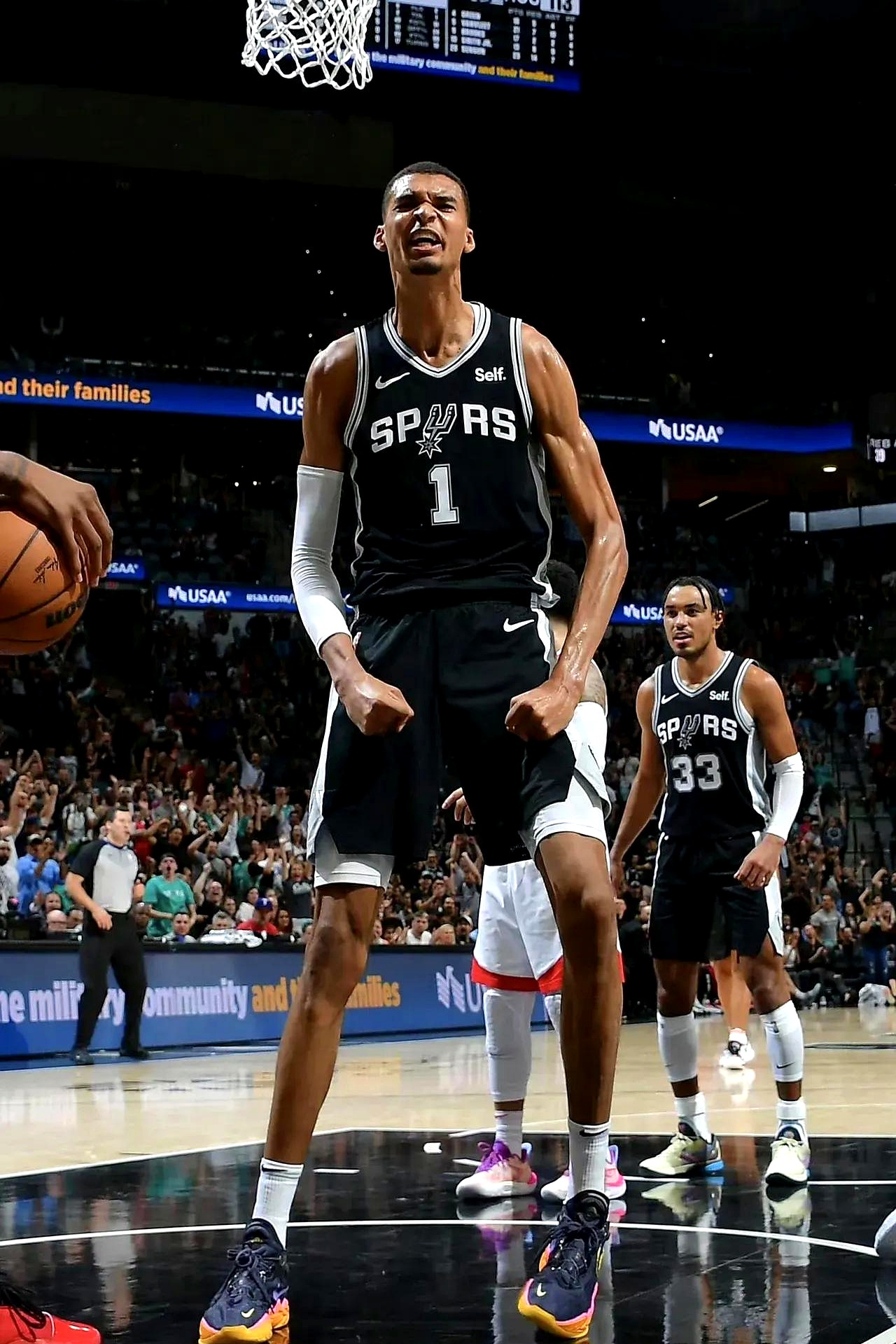 马刺队后卫连续场砍下+得分