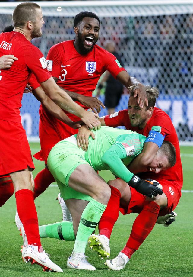 哥伦比亚逆转希腊，皮克点燃赛场