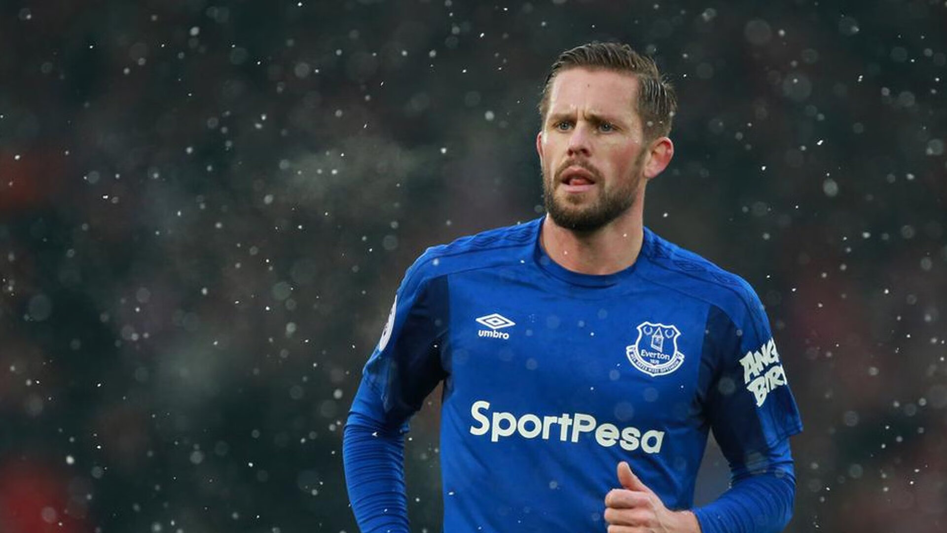 老鹰力克独行侠，戈贝尔化身防守艺术家，独行侠内线成为他的画布