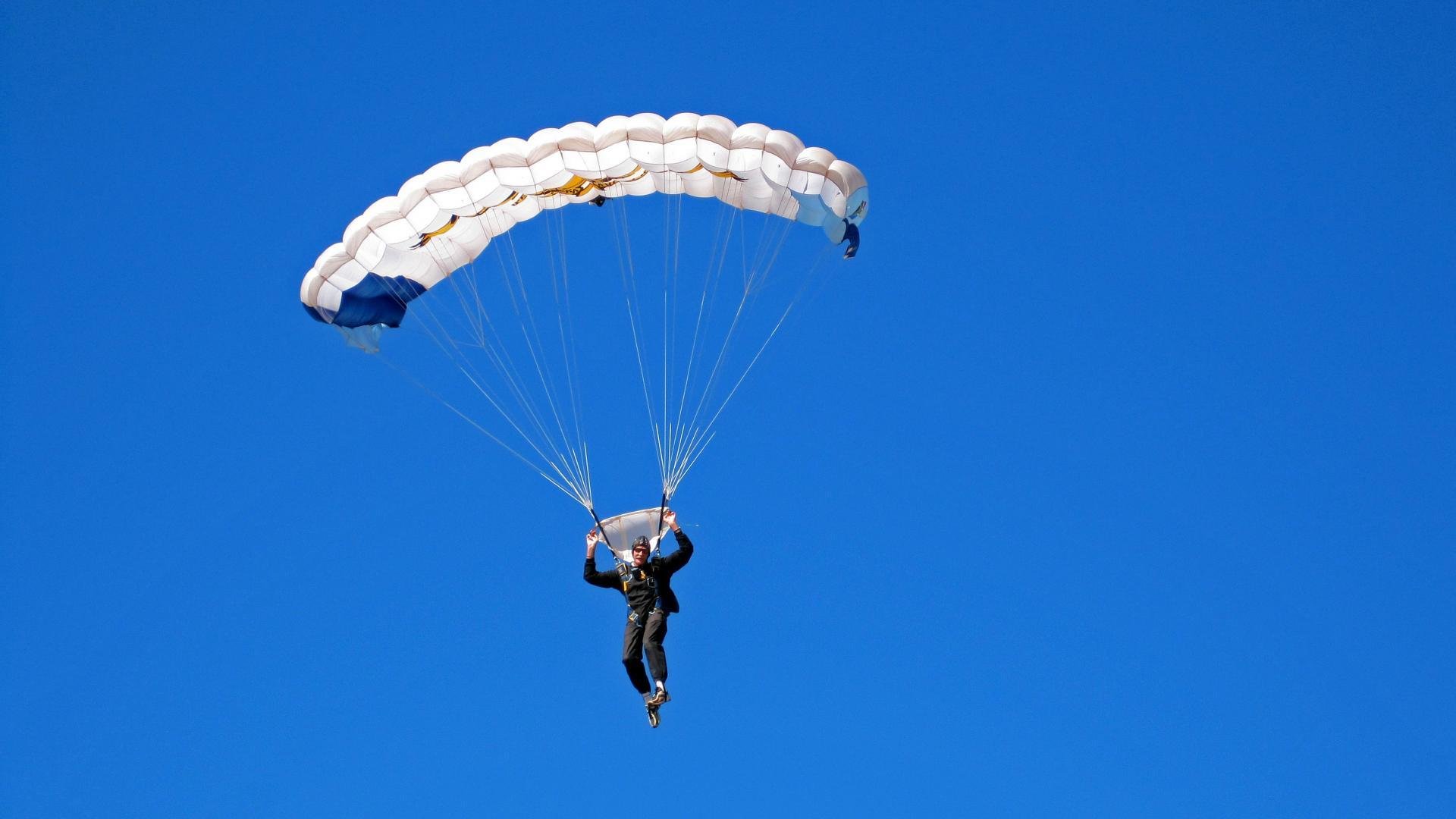 并线之战，F1轮胎的焦香与利拉德的三分冷箭，共燃今夜